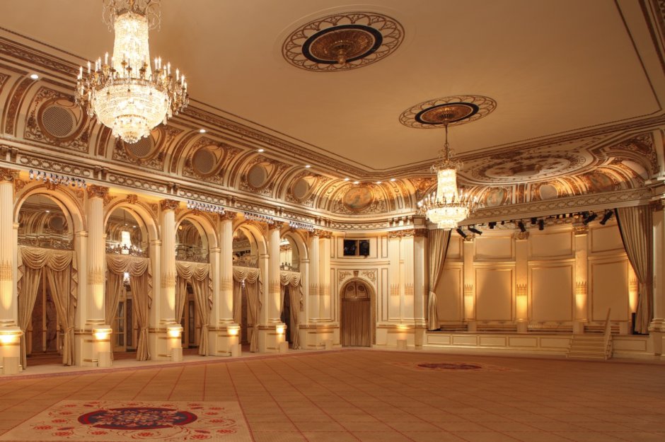 Дворцовый зал с колоннами