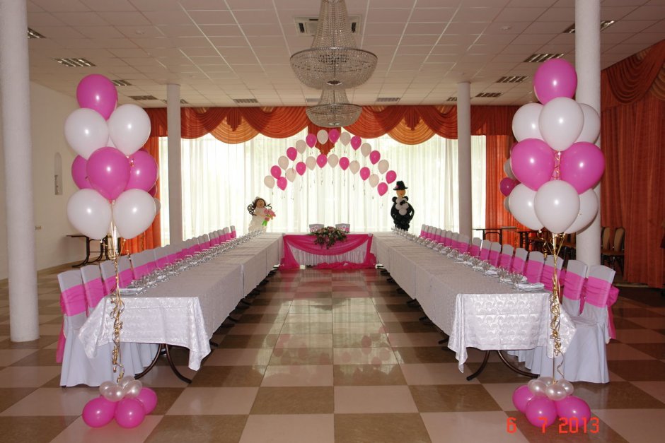 Свадебный зал украшенный шарами