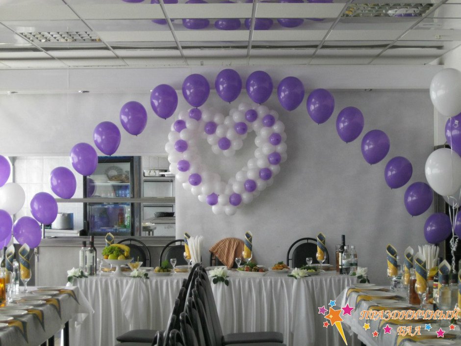 Украшение зала фиолетовыми шарами