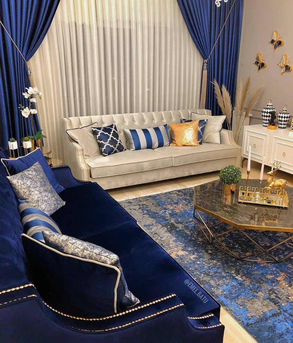 Синий диван и шторы в интерьере