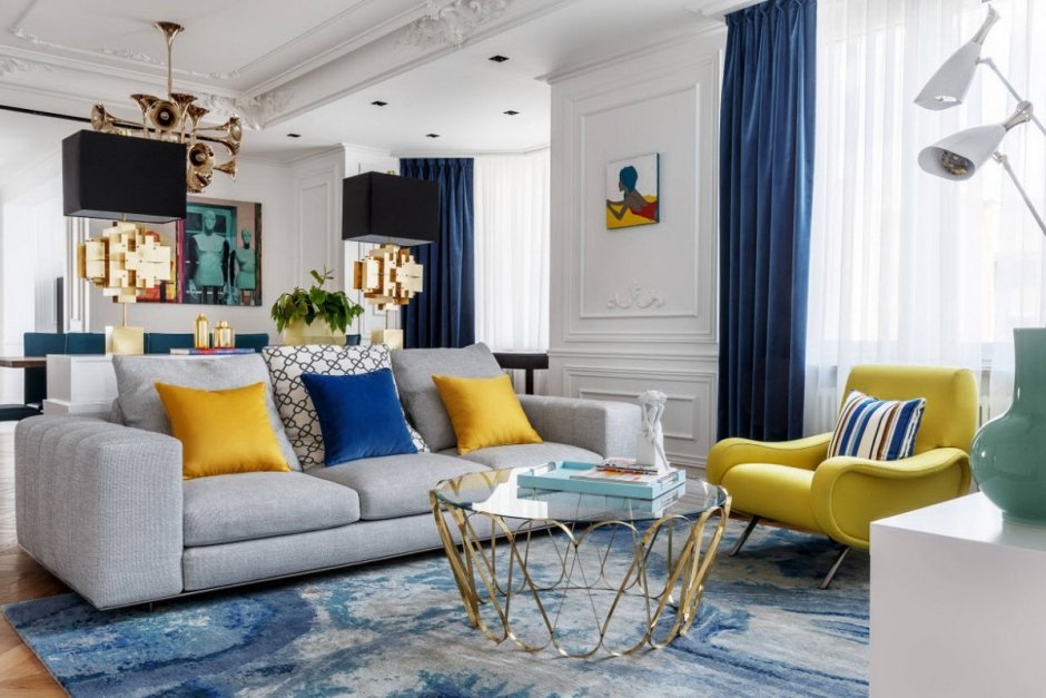 Шторы для гостиной с синим диваном