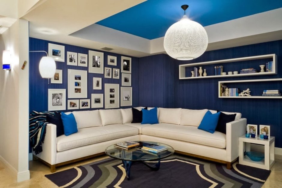 Гостиная с серо голубым диваном