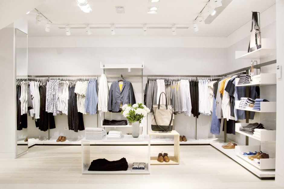 Белый интерьер для магазина одежды