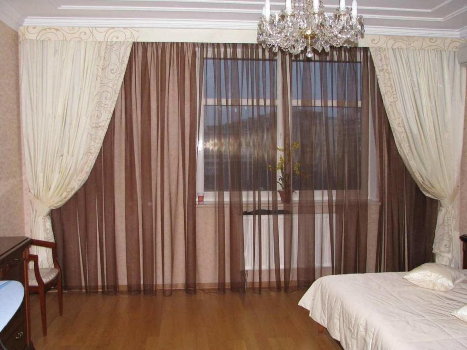 Занавески комбинированные в интерьере спальни