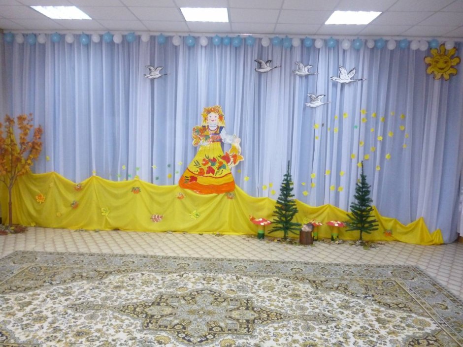 Простенькое украшение зала в детский сад