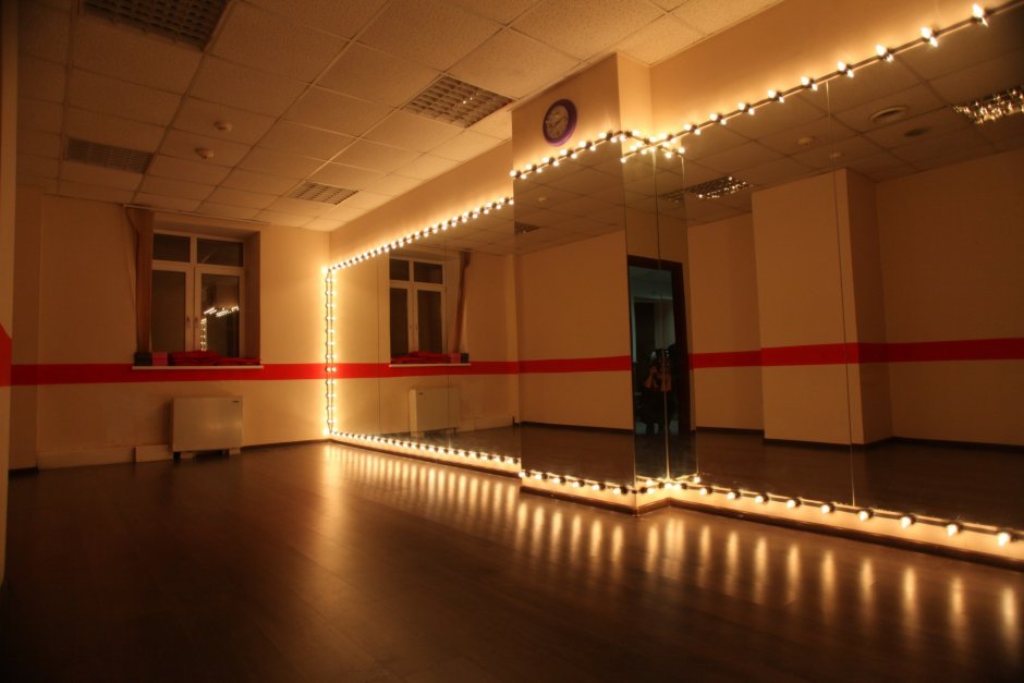 Танцевальный зал с подсветкой