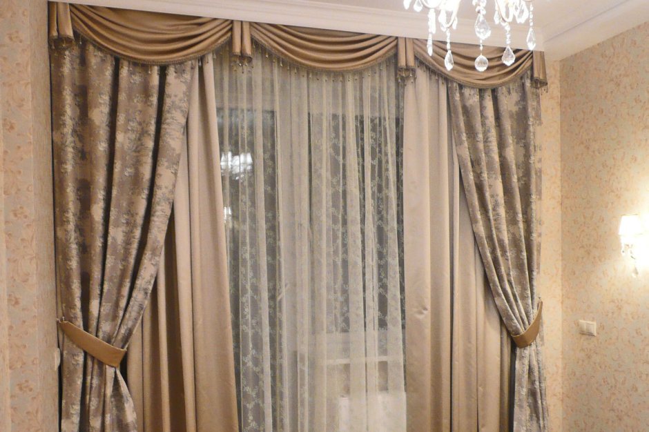 Красивые двойные шторы в гостиную
