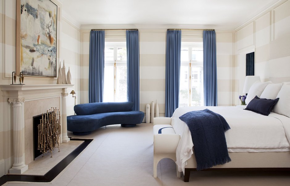 Интерьер комнаты с синими шторами