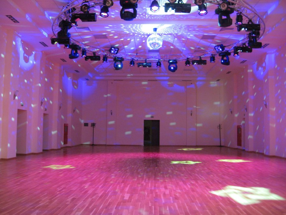 Современный танцевальный зал