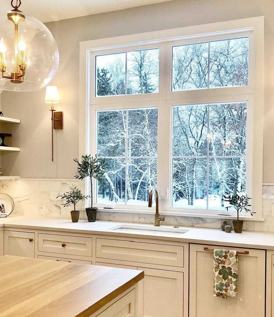 Кухонный гарнитур с окном