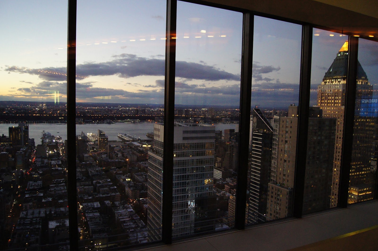 Iz okna. Нью-Йорк Манхеттен вид с окна. Вид из окна небоскреба в Нью-Йорке. Нью-Йорк ночной Манхэттен с окна. Панорамный вид из окна на город.