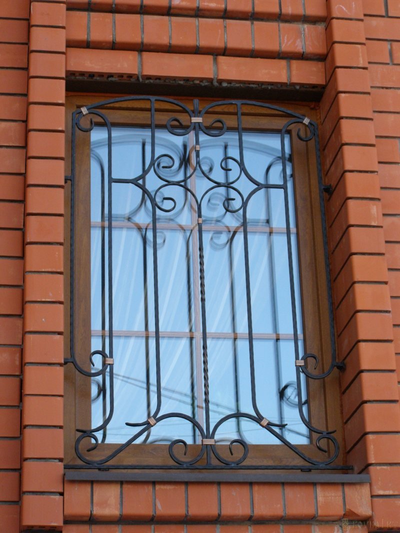 Решетки на половину окнах в частном доме