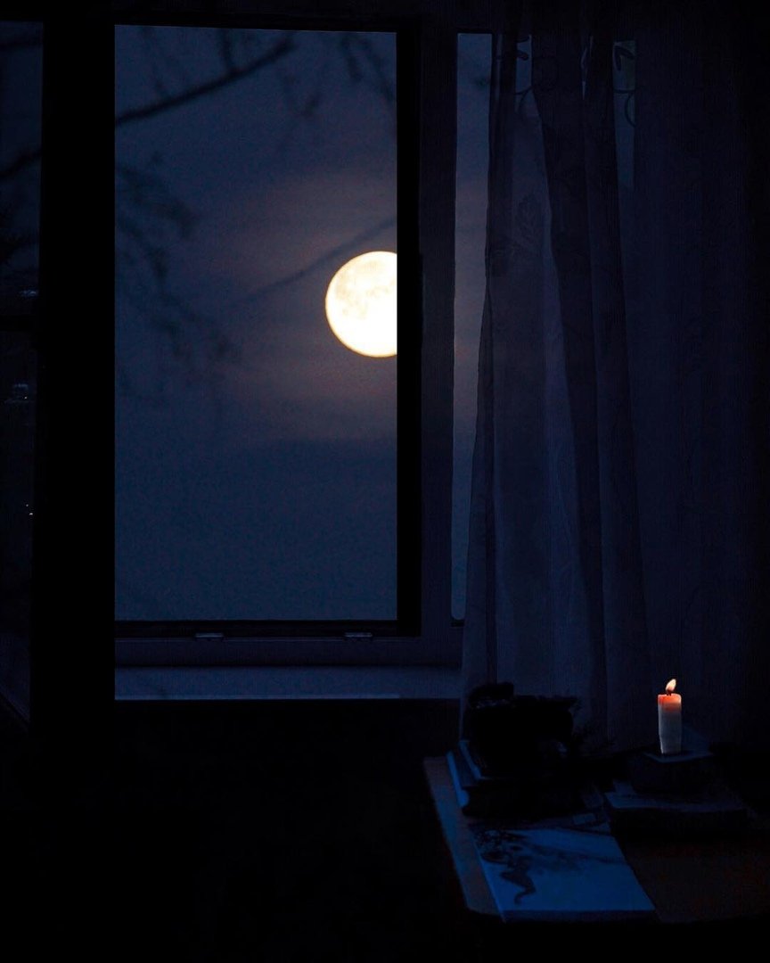 Лунный свет в окне