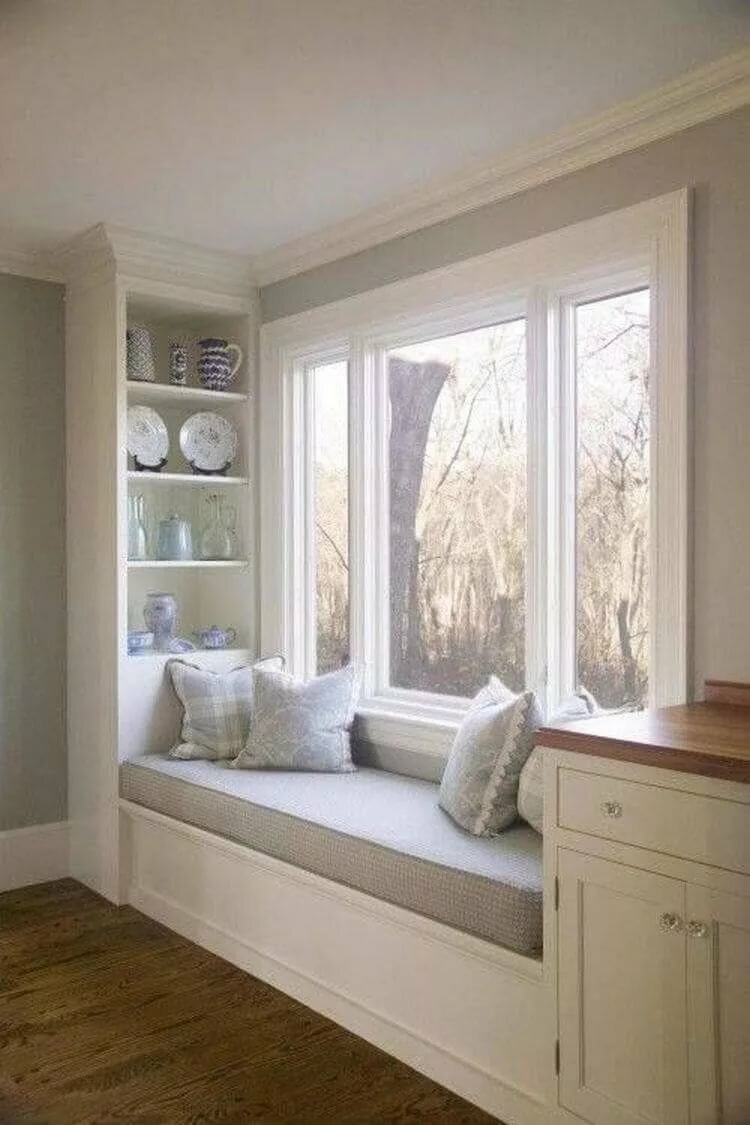Встроенный шкаф у окна в спальне