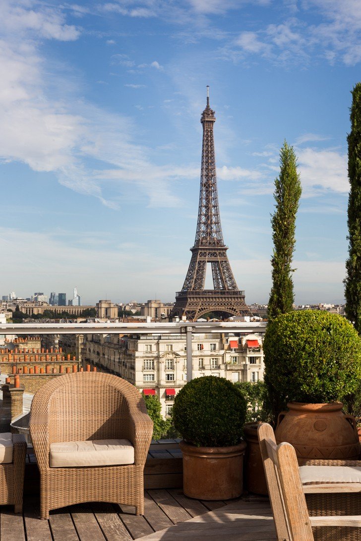 Кафе в Париже с видом на Эйфелеву башню