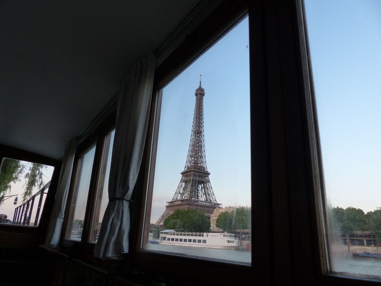 Вид из окна на эйфелеву башню