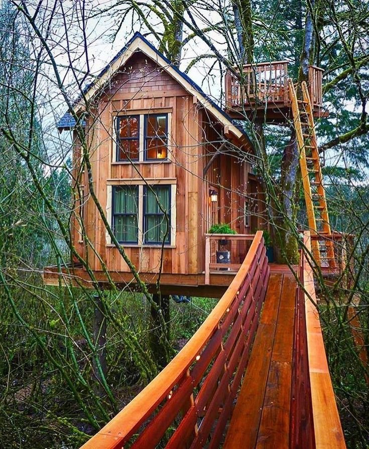 Деревянный домик на дереве