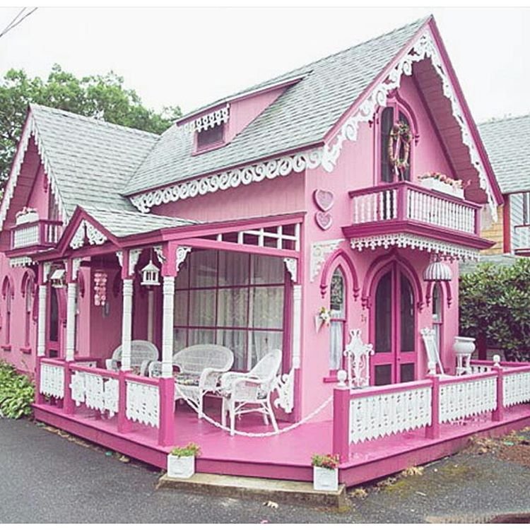 Маленький розовый домик