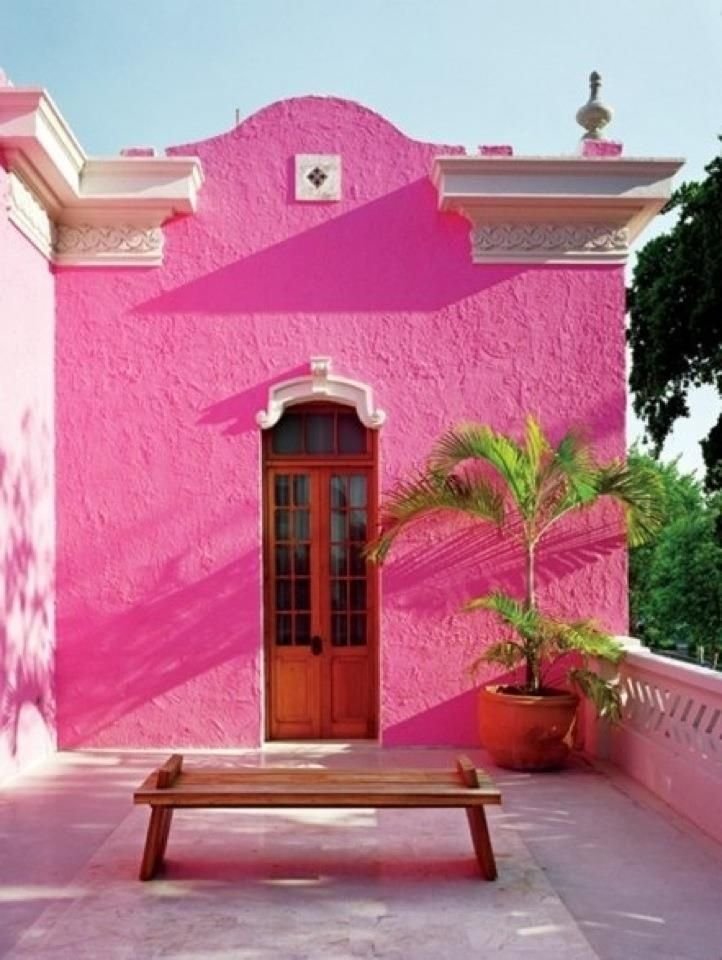 Дом с розовым фасадом