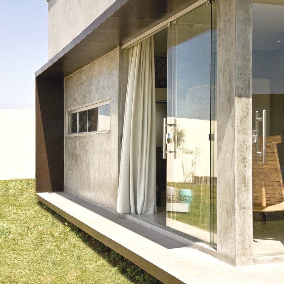 Прямоугольный дом с панорамными окнами
