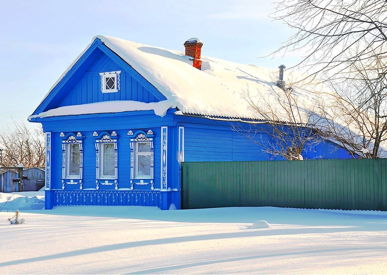 Голубое авито купить купить. Деревенский дом. Сельский дом. Деревенский дом голубого цвета. Голубой деревенский домик.