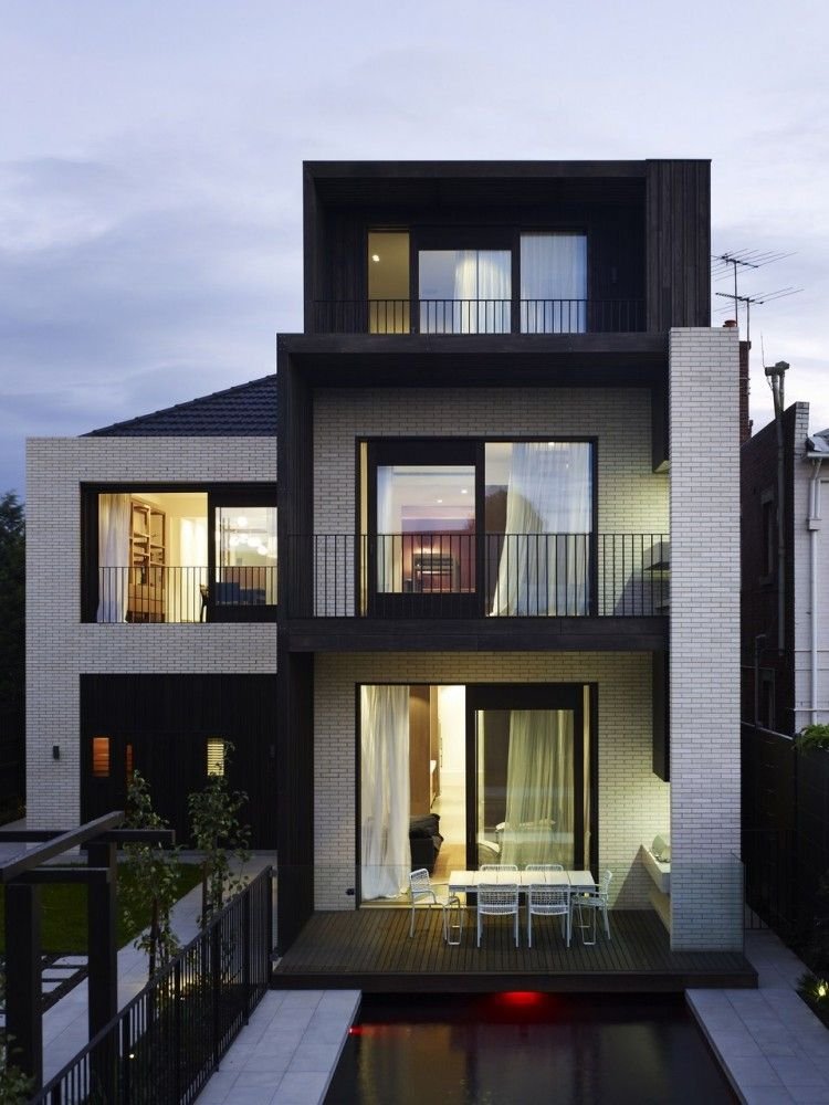 Современный двухэтажный дом