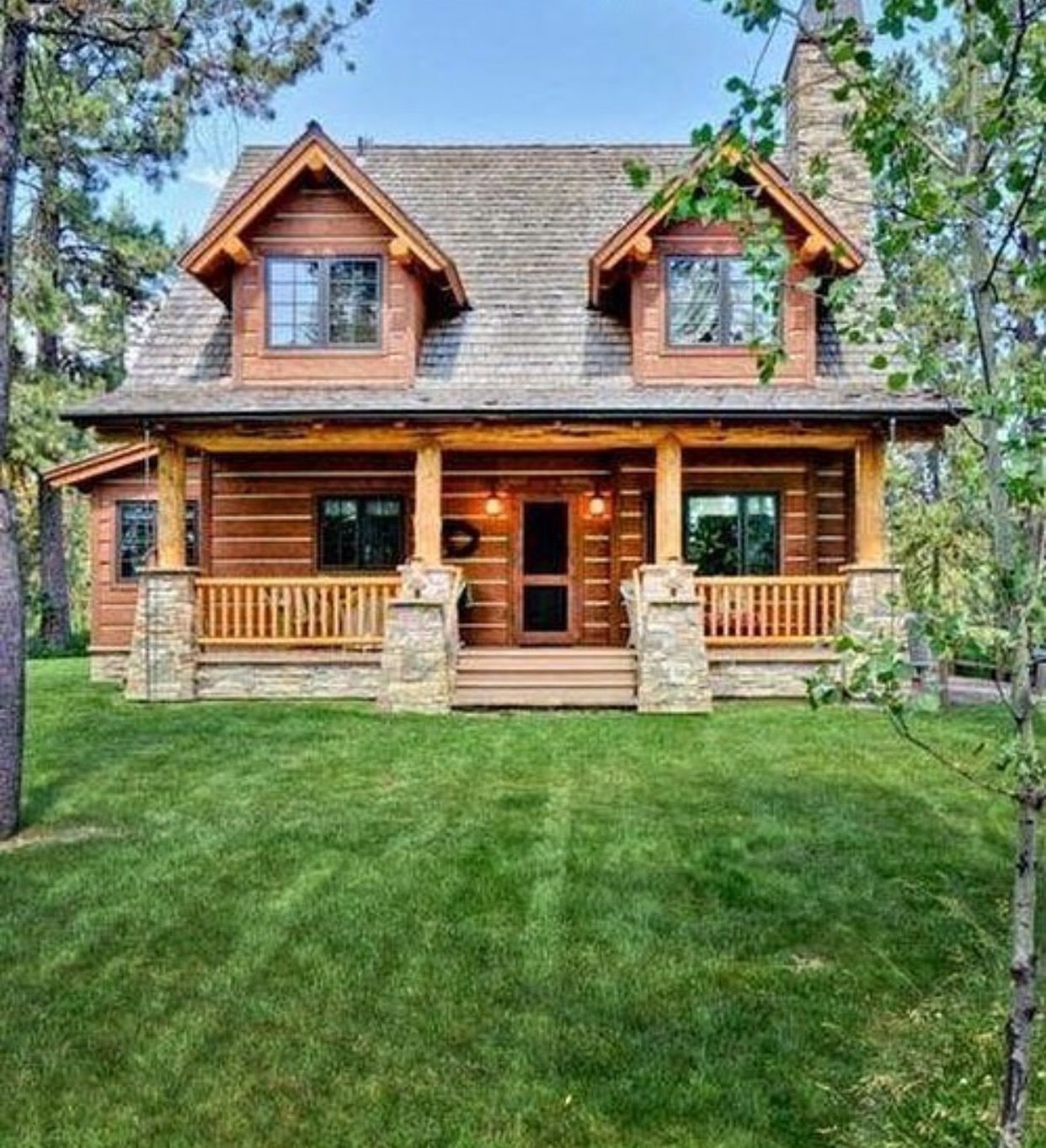 Красивый дом из дуба. Деревянный дом. Двухэтажный деревянный дом. Красивые деревянные дома. Красивые деревянные домики.