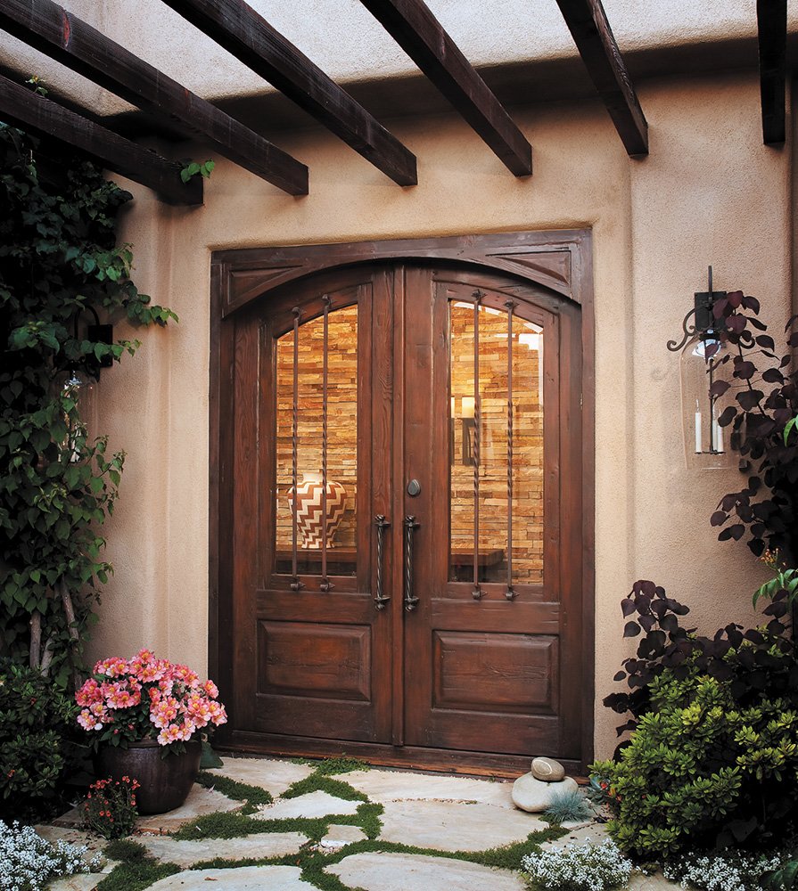 Двойные двери в дом. Входная дверь в дом. Двери в деревянном доме. Дверь в частный дом. Дверь уличная.