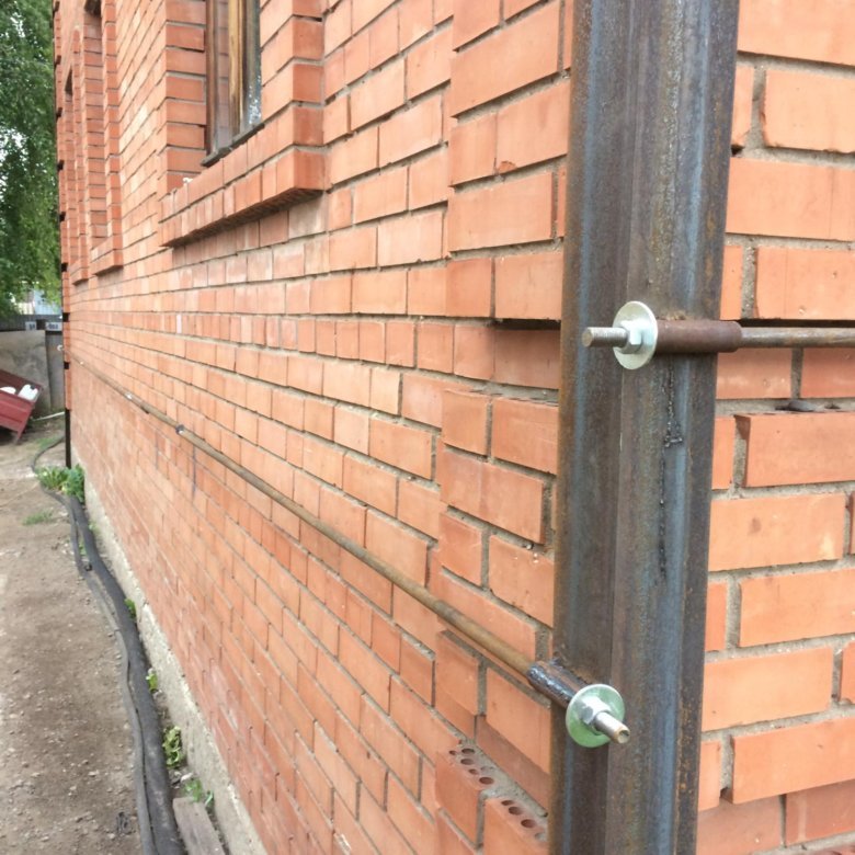 Стяжка стен кирпичного дома