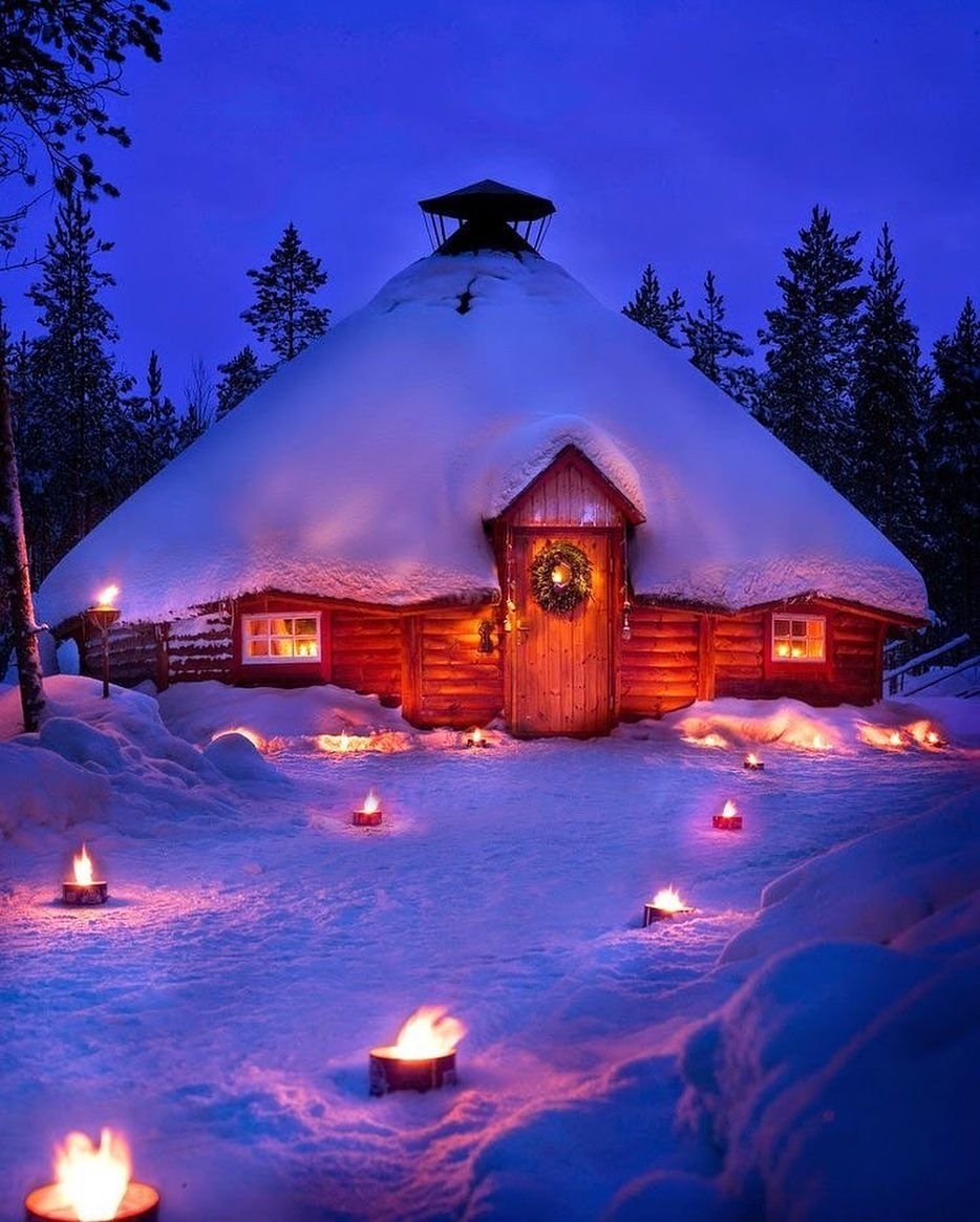 Деревянный домик зимой