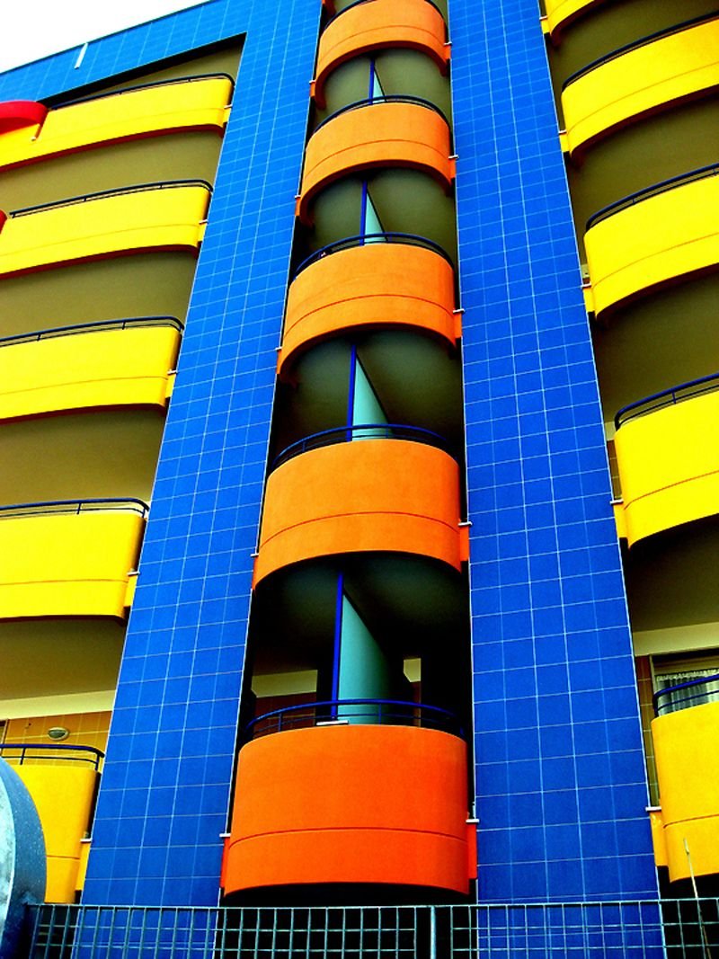 Яркие фасады зданий