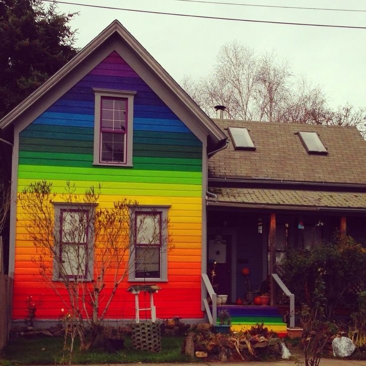 Разноцветный фасад дома
