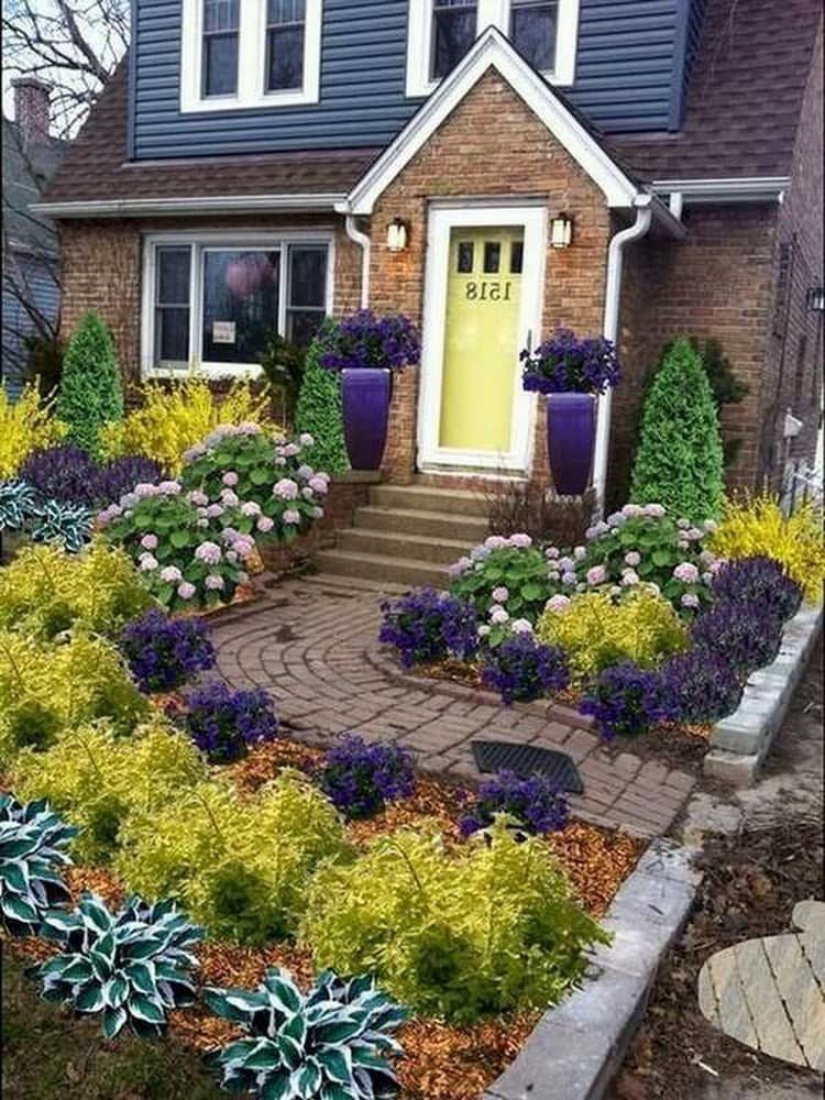 Цветник перед домом