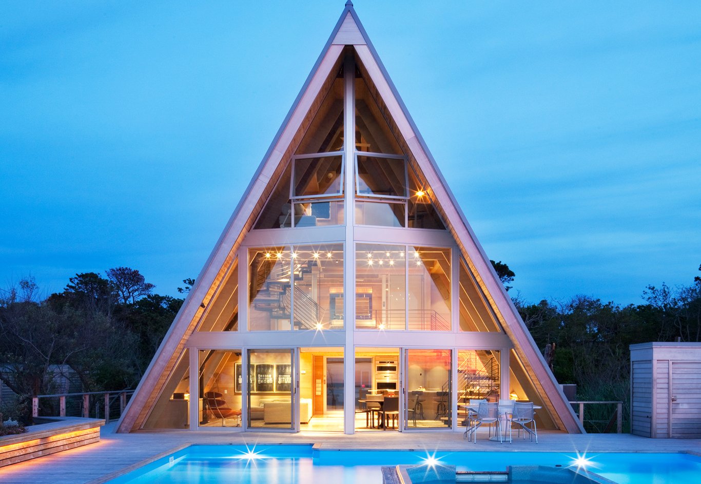 Стеклянный дом с треугольной крышей
