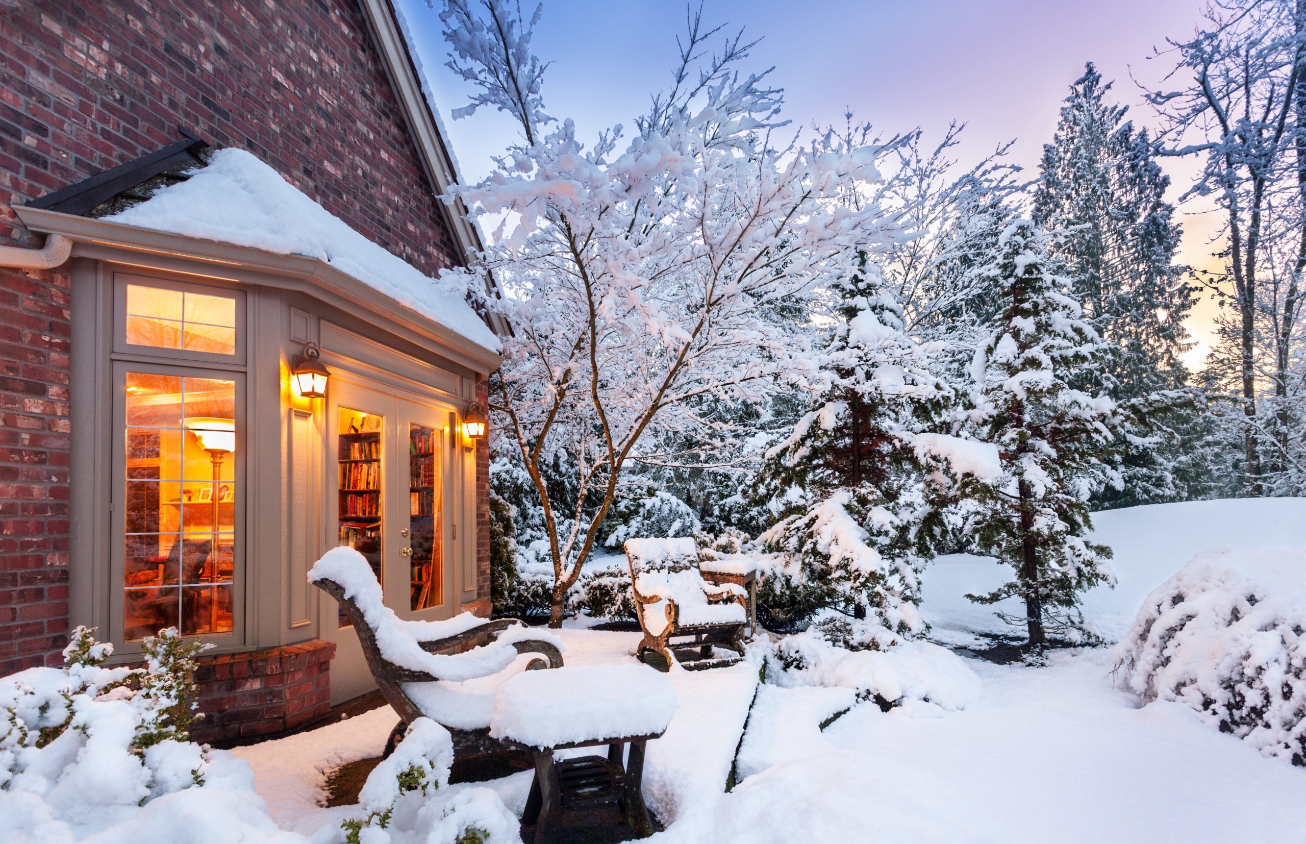 Снегом укрыты дома. Винтер хоум. Винтер Гарден в США дома. Зимний домик. Дом зимой.