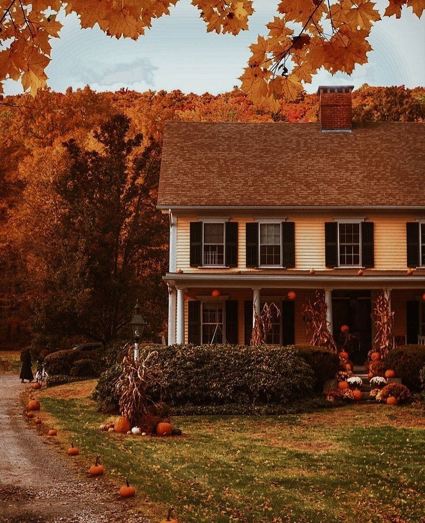 Частный дом осенью
