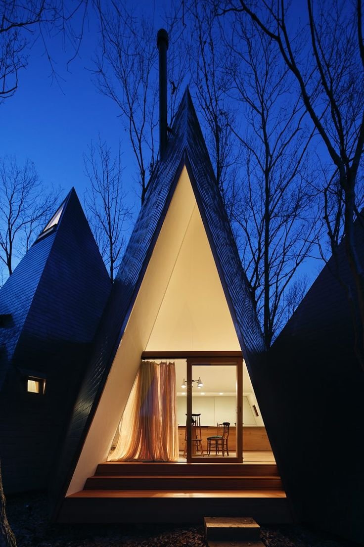 Дом с треугольной крышей
