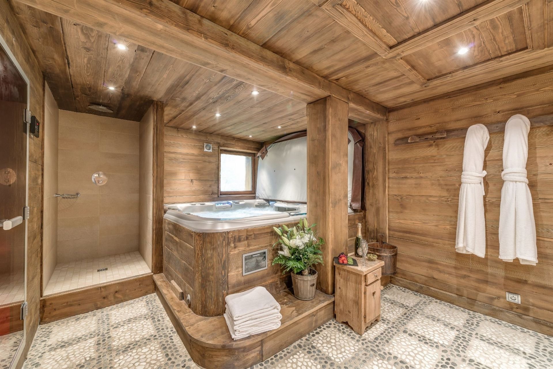 Теплый дом баня. Парилка в стиле Шале. Баня в стиле Шале. Интерьер современной бани. Ванная комната в стиле Шале.