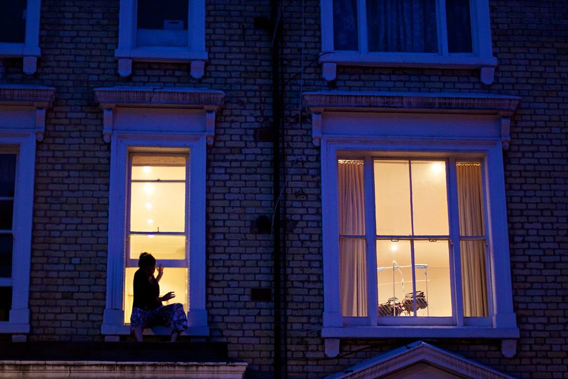 Сколько время в окне. Вечерние окна домов. Окно вид снаружи. Свет в окне.