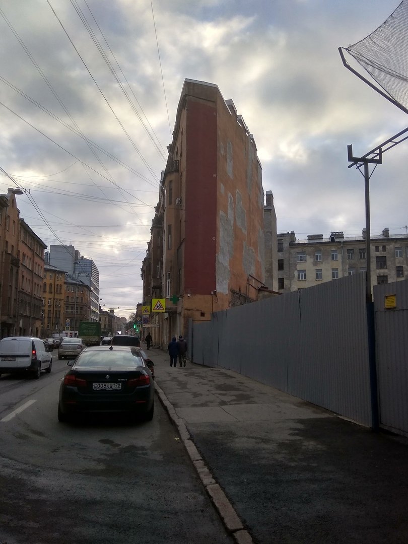 Дом-стена в Санкт-Петербурге на улице Боровой