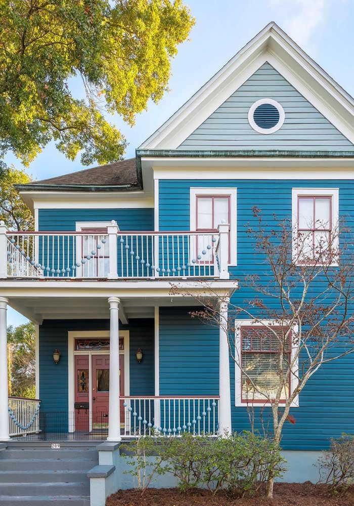 Красивый синий дом. Дом с голубым фасадом. Голубой домик. Деревянный дом голубого цвета.