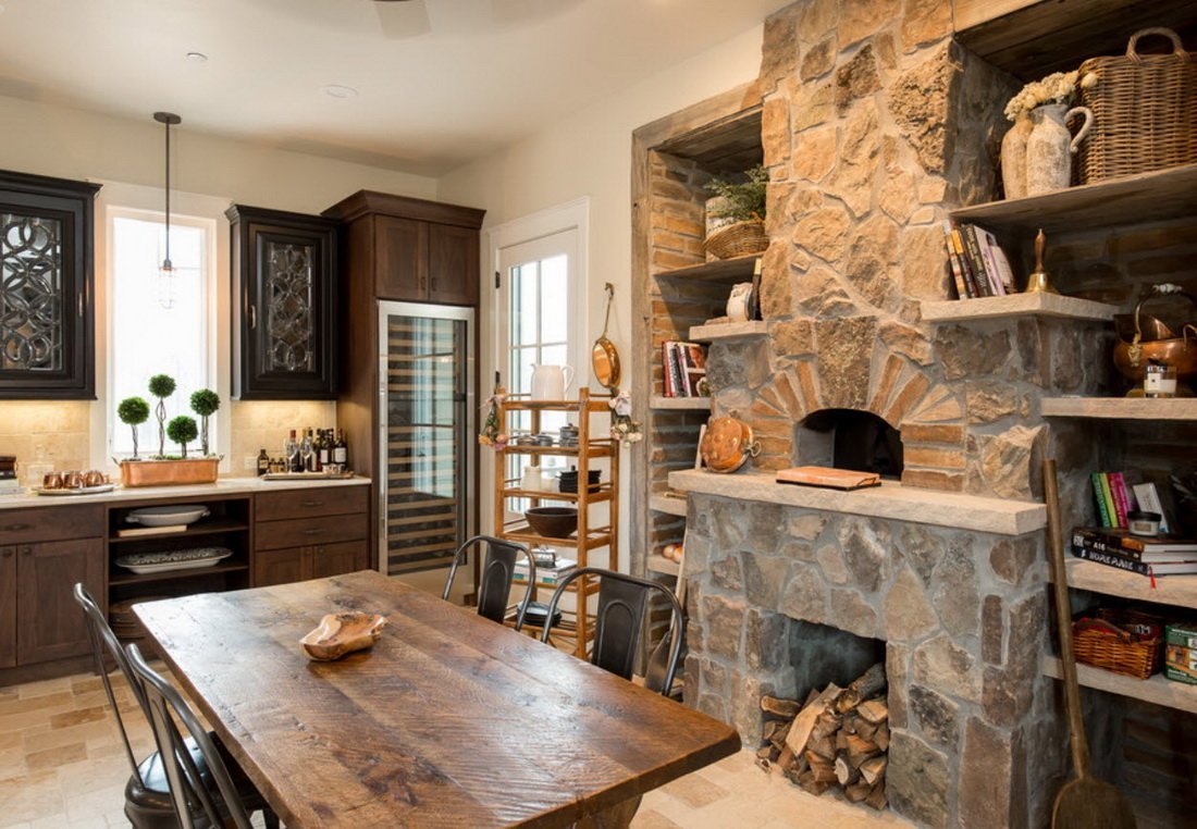 Дизайн кухни камином. Интерьер кухни с печкой. Кухня столовая с камином. Кухня с камином в деревенском стиле. Камин и кухня в интерьере.