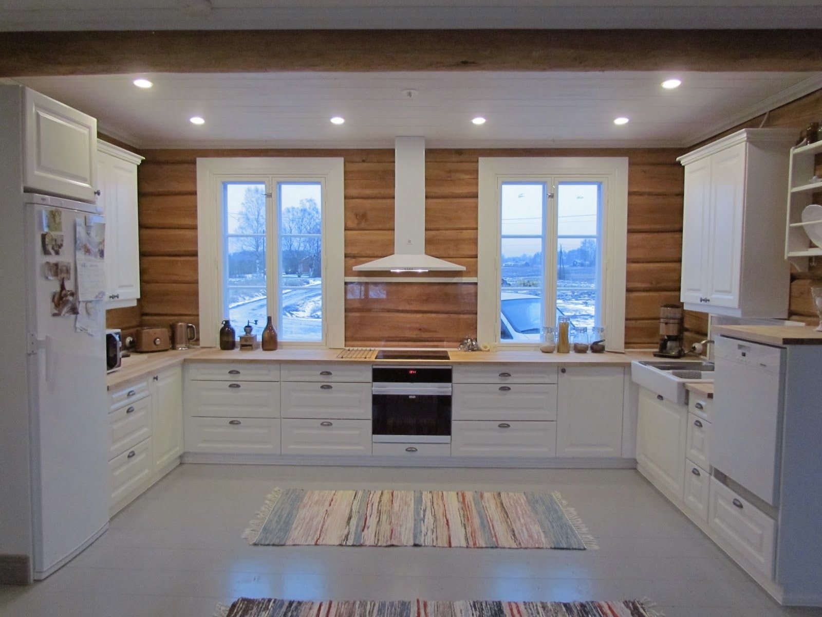 Светлая кухня в деревянном доме