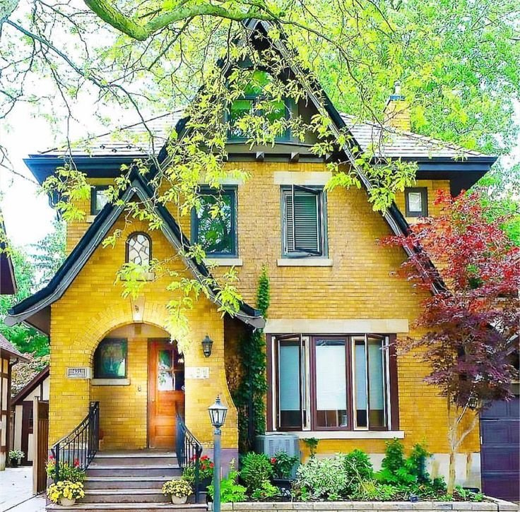 Желтый сказочный домик