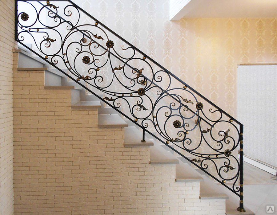 Перила кованые для лестницы в доме (62 фото)