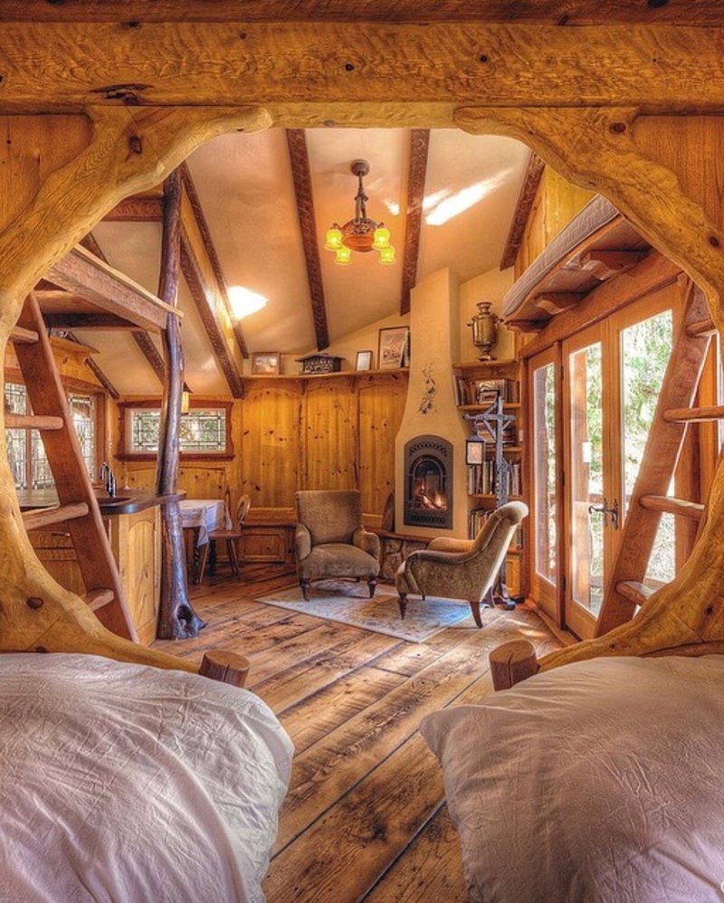 Уютный деревянный домик изнутри