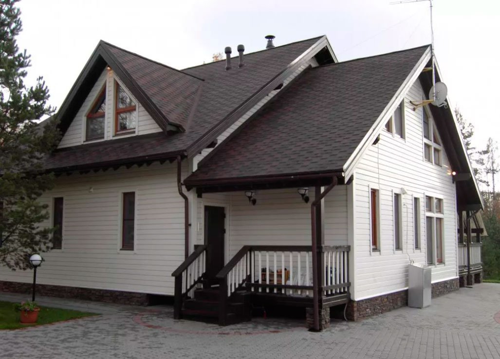 Серый дом коричневая крыша фото
