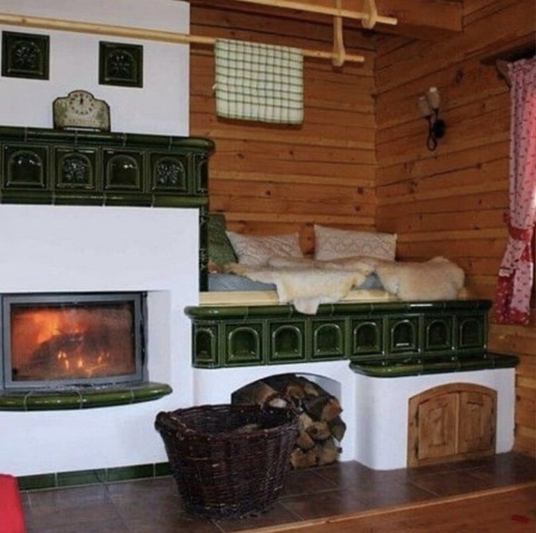 Комната в деревенском доме с печкой