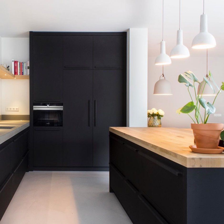 Кухни с 4х створчатым холодильником в черном цвете