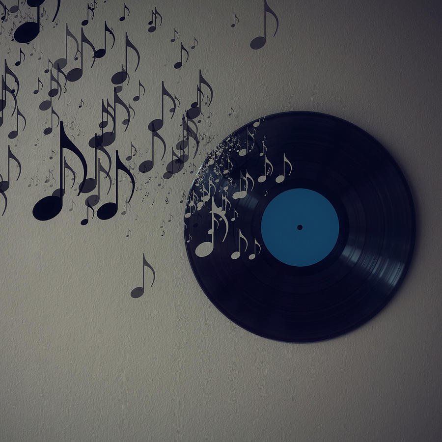 Музыкальные пластинки на стене
